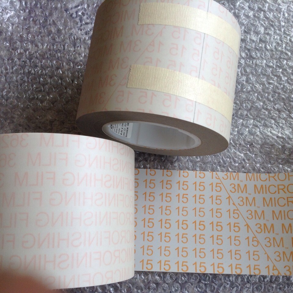 精选氧化铝均匀涂附于高平整度高强韧性聚酯薄膜上，广泛应用于金属，塑胶，油漆研磨，汽车，列车零部件，轴类零件抛光。 常用规格:4"（101.6毫米）宽 X 150FT（45.72米）长 X 3"（76.2毫米）塑料内芯直径. 常用粒度:9/15/20/30/40/50/60/80MIC （矿砂颗粒直径