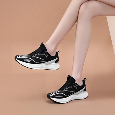 李宁女子跑鞋减震回弹