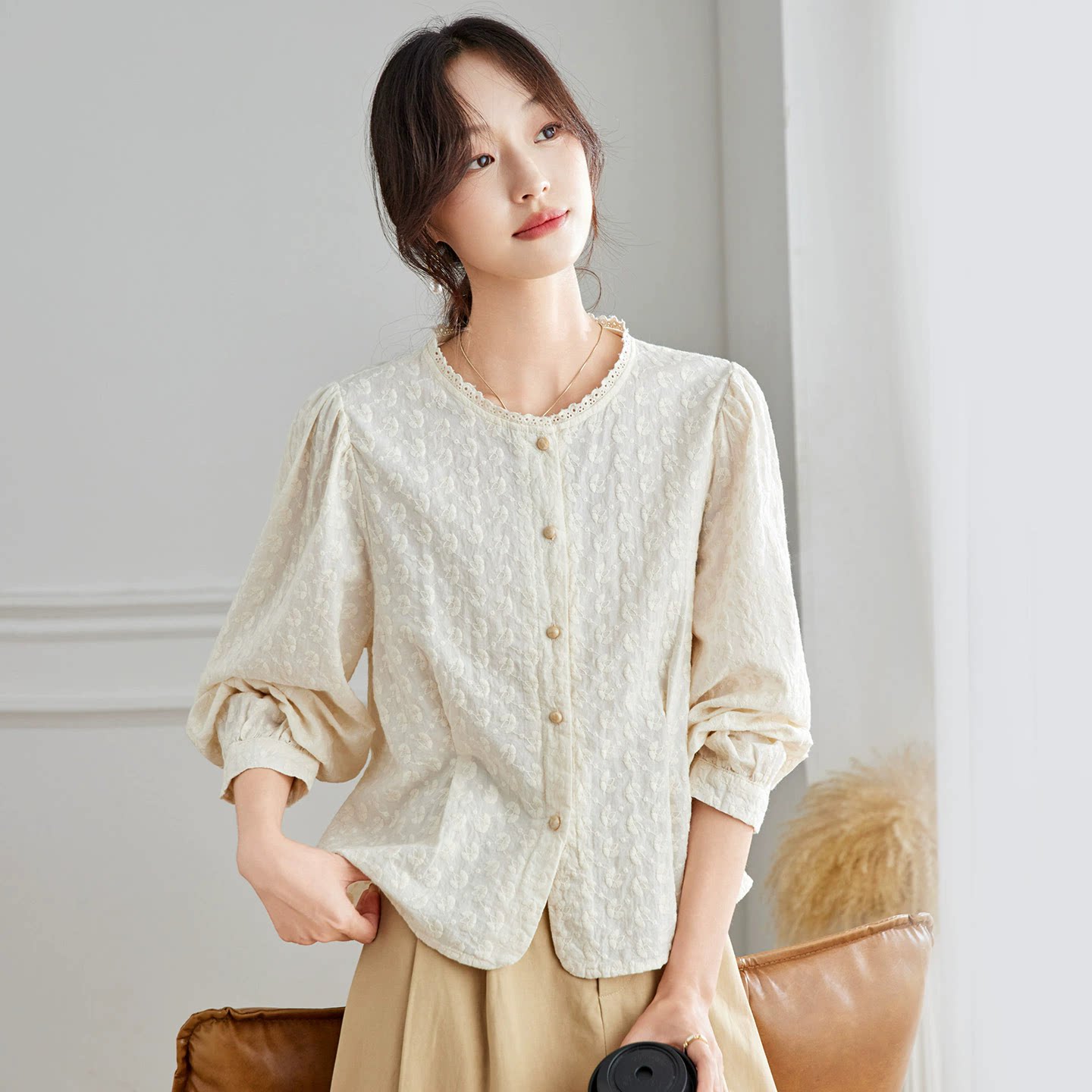 法式花边领长袖衬衫女装2026新款春季轻奢刺绣衬衣时尚小个子上衣