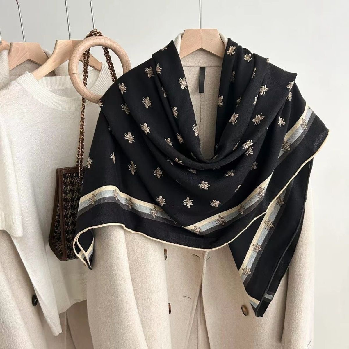 小蜜蜂丝毛围巾女秋冬双面手工卷边方巾保暖披肩两用女135*135