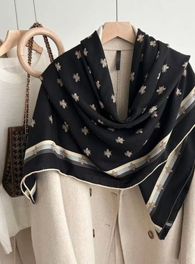 小蜜蜂丝毛围巾女秋冬双面手工卷边方巾保暖披肩两用女135*135