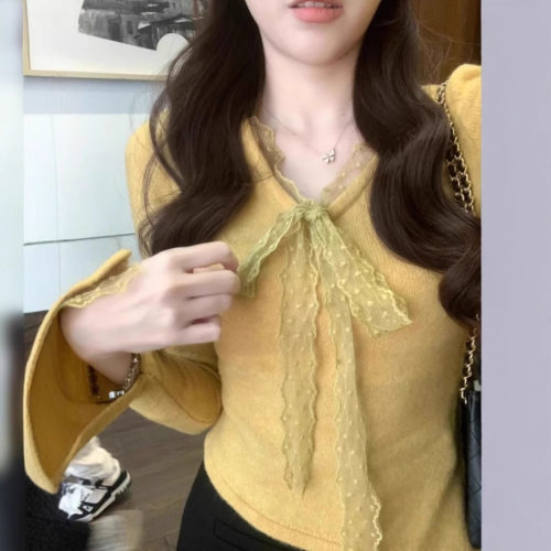 杏色蕾丝蝴蝶结拼接V领德绒打底衫女早春不规则下摆内搭打底上衣