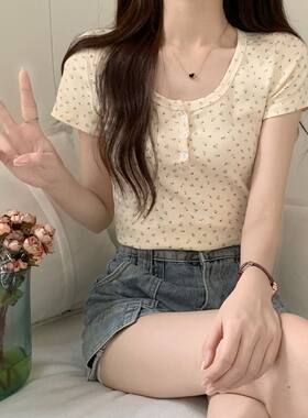U领小碎花纽扣正肩短袖T恤女2026夏季新款韩版修身甜美学生上衣潮