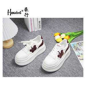 豪行新款24389027真皮时尚百搭运动板鞋蝴蝶装饰小白女鞋