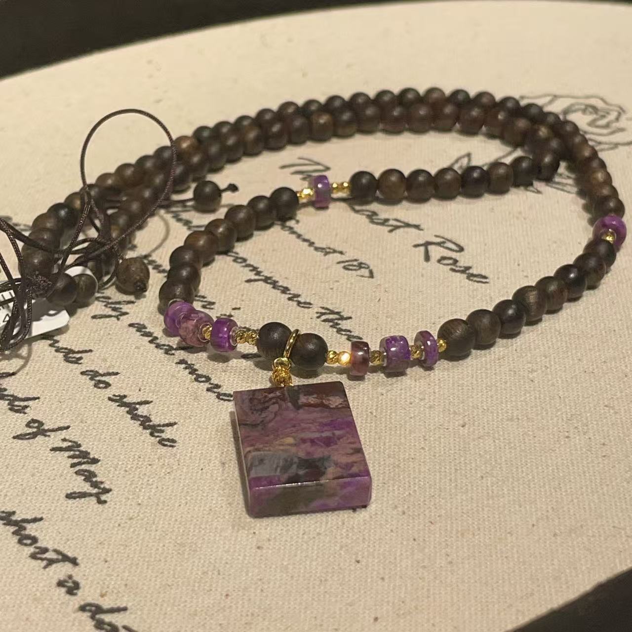 舒俱来桃红无事牌沉香白奇楠0.4颈链18K/45cm/AZB8018（易烟）