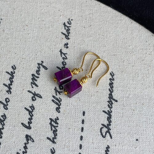 南非舒俱来玻璃红四棱珠耳钩18k/（归晚）AZB14068