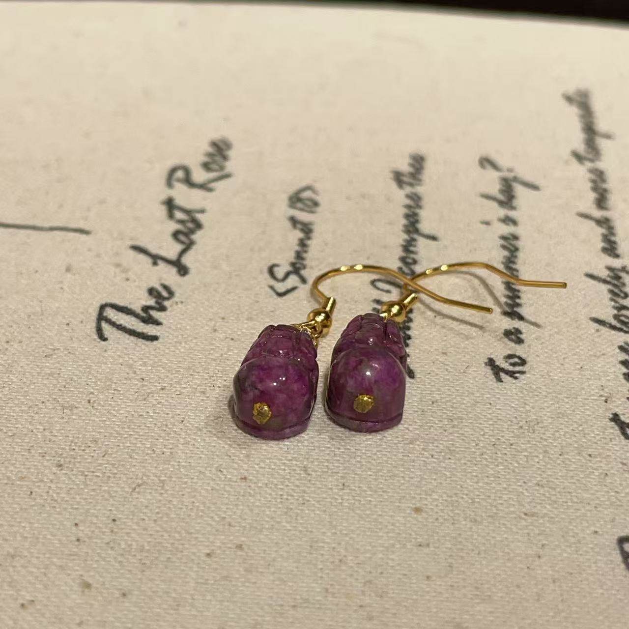 南非舒俱来酱红貔貅耳钩S925（谒影）AZB10596