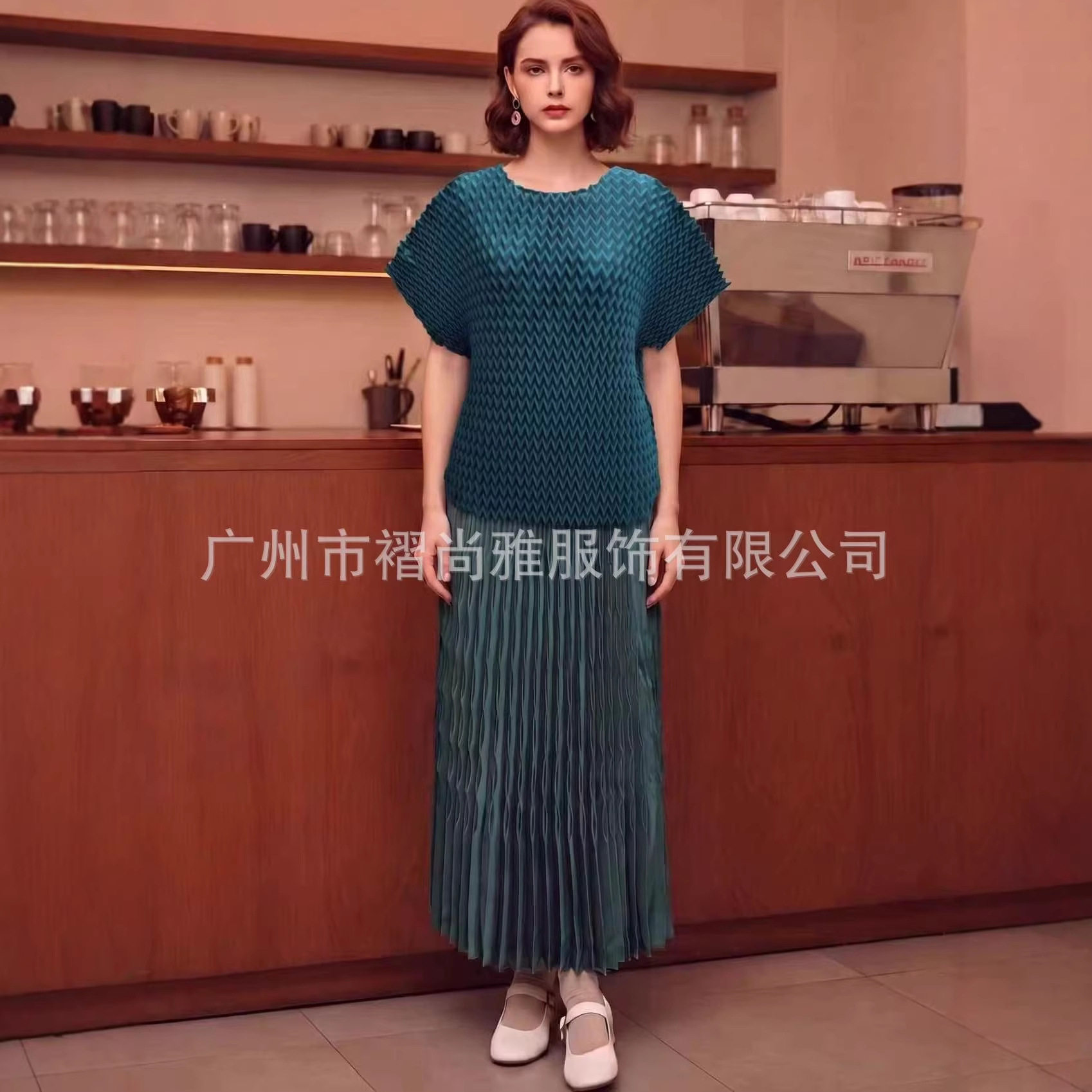 厂家直供夏季新款休闲鱼鳞褶蝙蝠袖纯色百搭高弹减龄上衣女新潮