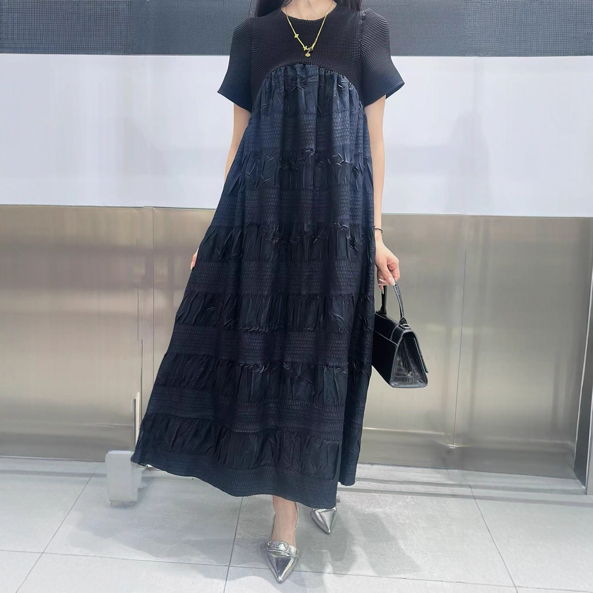 大码连衣裙妈妈加肥加大女装显瘦减龄长裙宽松褶皱绣花裙子女新潮