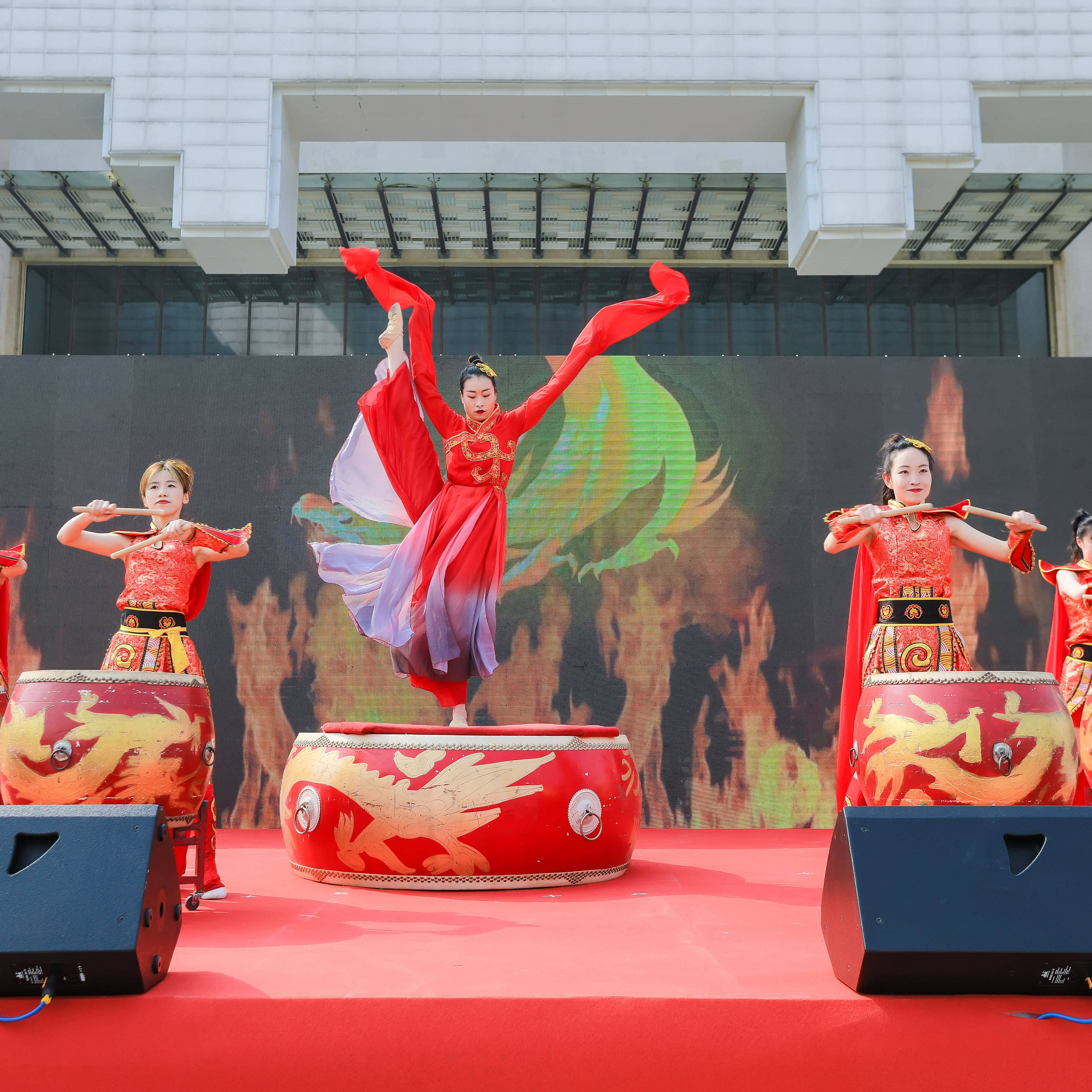 鼓上舞武校练习鼓跳舞鼓
