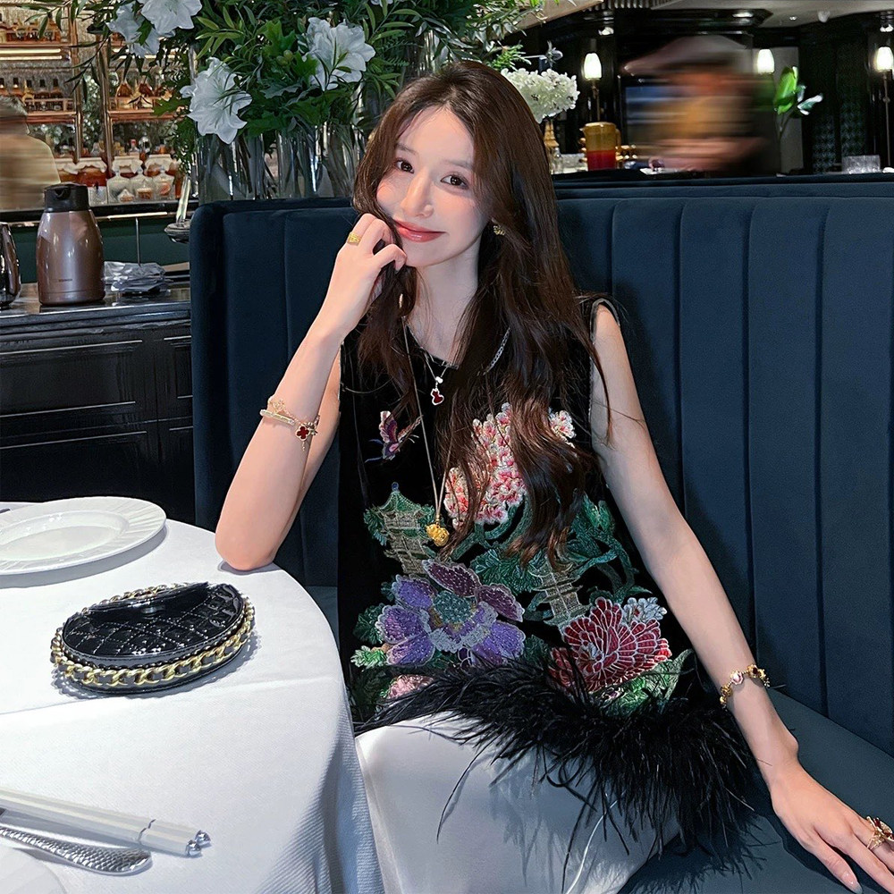 新中式国风重工刺绣丝绒马甲女2026春秋季新款轻奢驼鸟毛洋气马夹