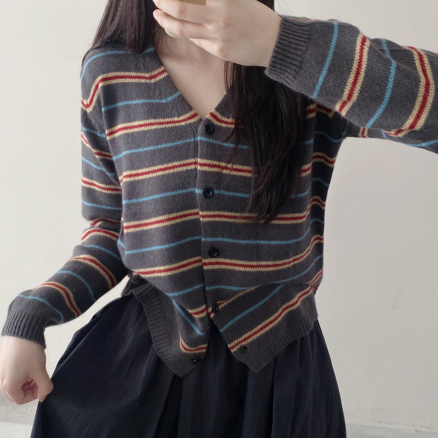 秋季感十足！V领单排扣条纹针织开衫女秋季宽松百搭休闲复古上衣