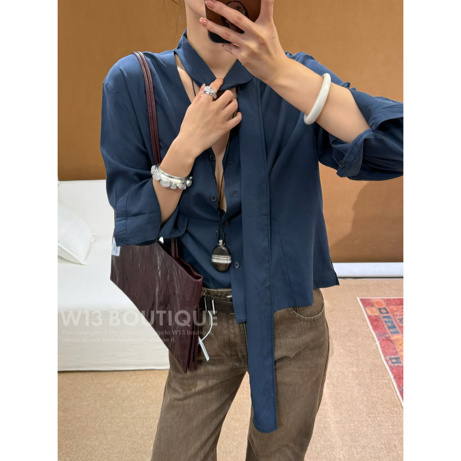 天丝V领藏蓝飘带通勤衬衫图片