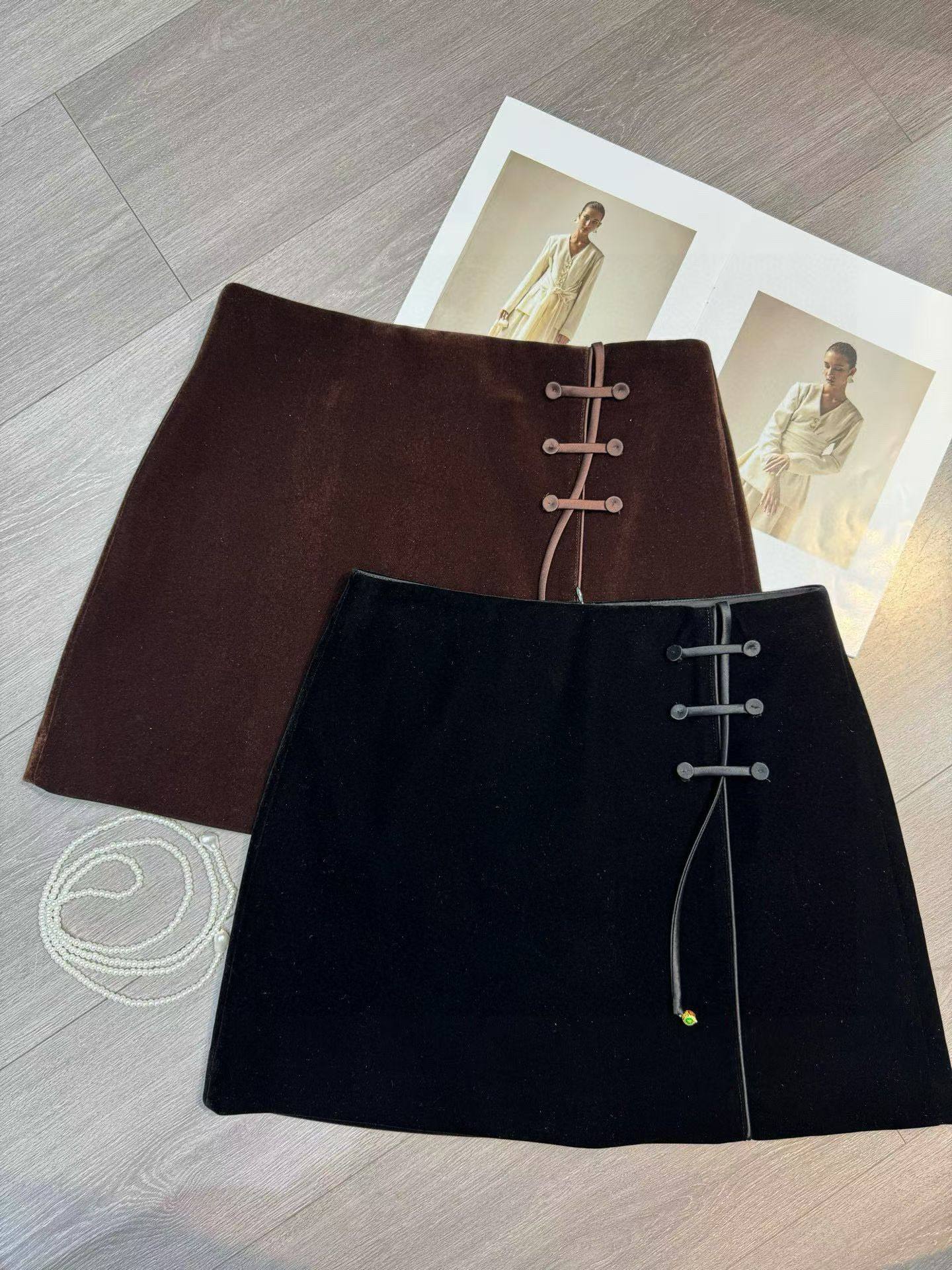 欧货2025秋冬新款新中式设计感高腰显瘦盘扣挂坠丝绒A字半身裙,女装/女士精品,半身裙,淘宝优惠券,粉丝福利购,淘宝优惠卷