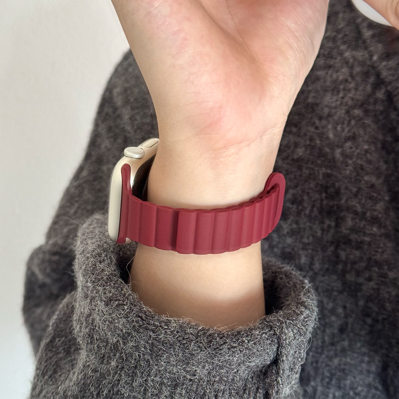 康康的细款磁吸硅胶酒红色表带适用于iwatch987s10se苹果手表表带