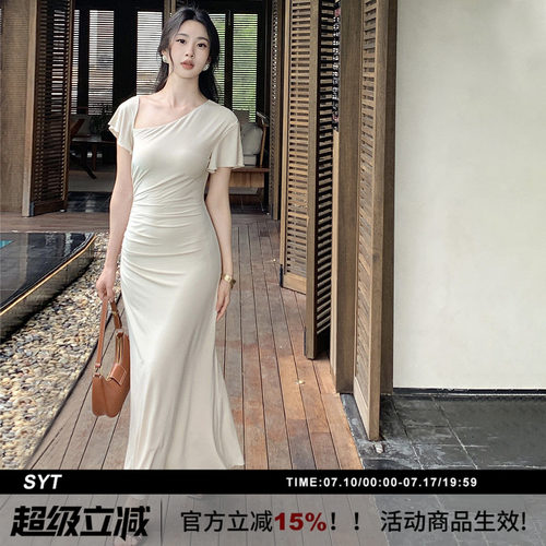 褶皱收腰设计感显瘦连衣裙