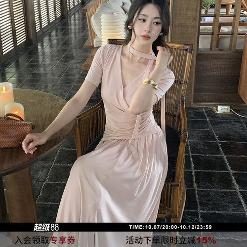 下摆不对称褶皱收腰套装连衣裙