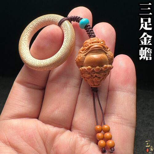 三足金蟾橄榄核手把件