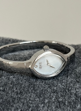 IEKE清冷银白质感柳叶形手表女款创意小众设计高档轻奢手镯式腕表