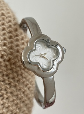 IEKE幸运四叶草简约高级感手表女款气质时装个性石英小表盘不撞款