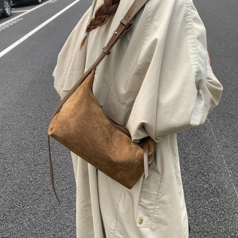 秋冬韩国小众极简柔软磨砂质感饺子腋下包高级感通勤单肩包斜挎包