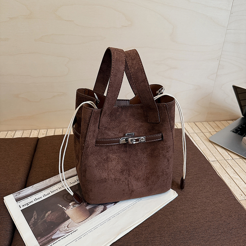 2025秋冬新款小众高级感手提斜挎水桶包单肩菜篮子磨砂美拉德女包