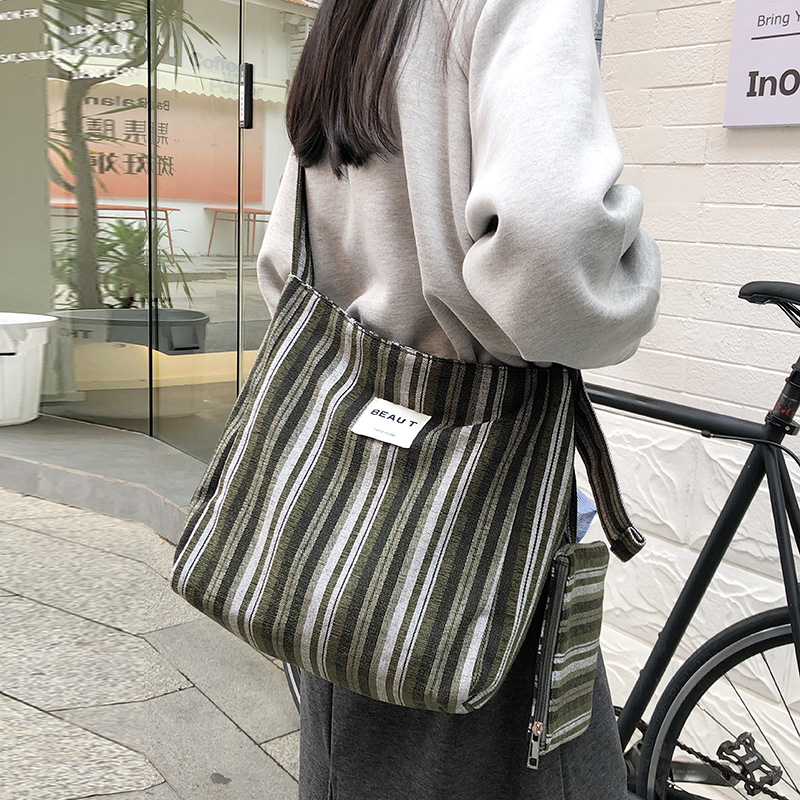 2025秋季新款原创设计超大容量随性慵懒复古条纹休闲斜挎女包