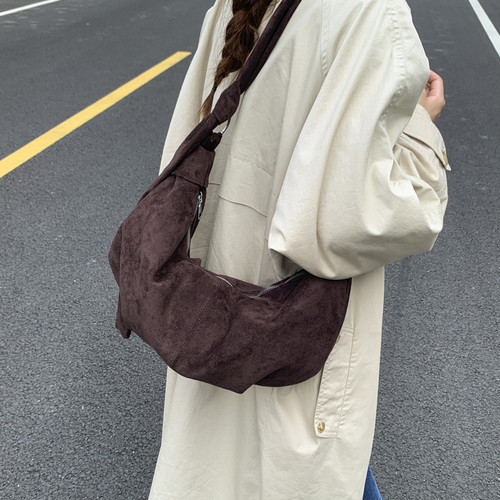 高级感大容量复古单肩斜挎时髦饺子挎包男女日系可颂牛角包潮