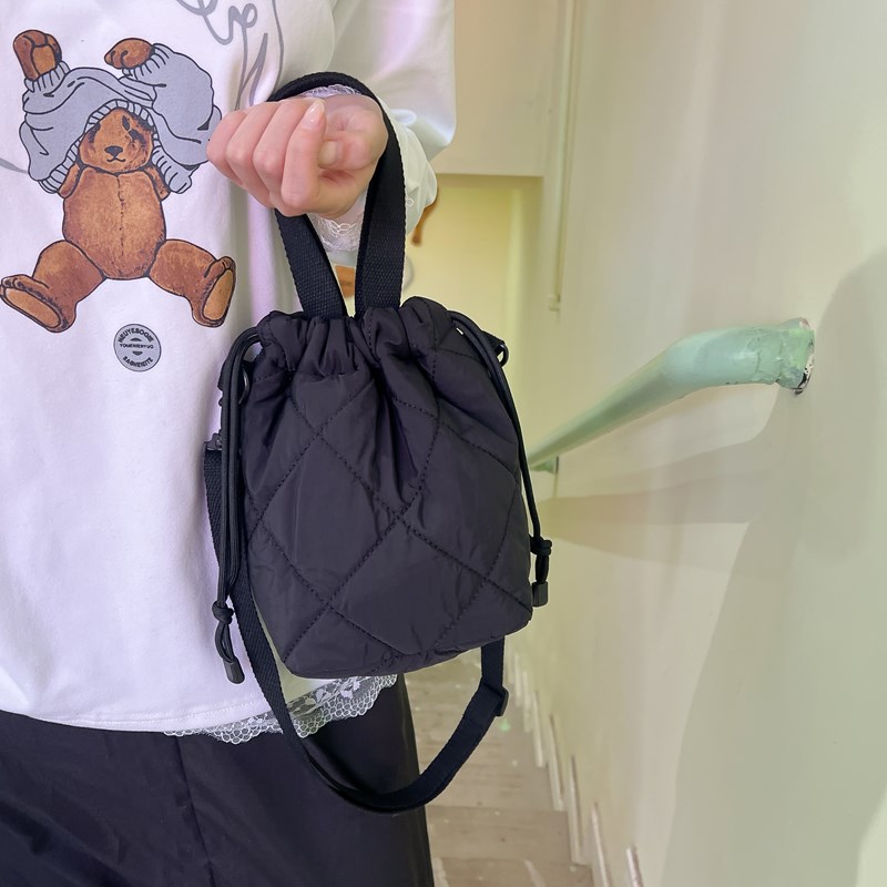 韩版ins时尚尼龙布纯色手提水桶包休闲柔软单肩斜挎小包