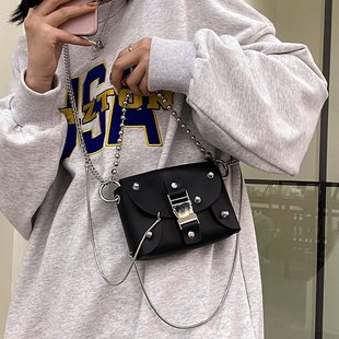 百搭链条斜挎包包 暗黑风凹造型设计金属铆钉小胸包酷男女潮个性
