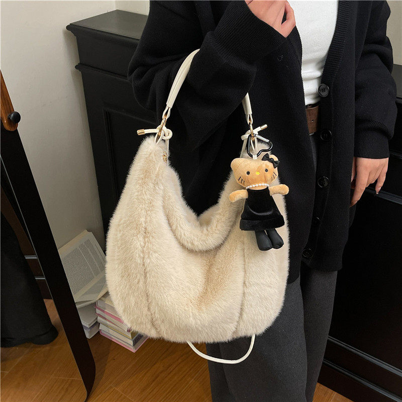 秋冬季大容量毛茸茸包包女2026新款通勤百搭斜挎包单肩腋下毛毛包