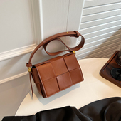 韩系编织包2026新款 潮斜挎包小众设计百搭高级感流行超火迷你小包