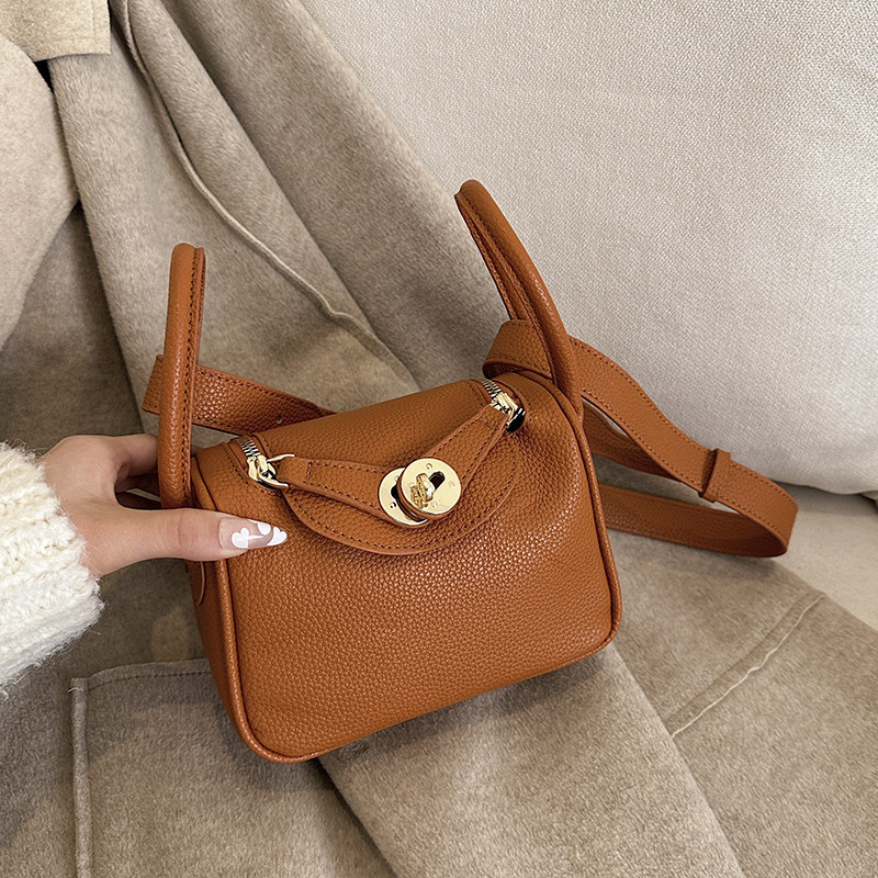 今年流行复古小包包女春夏2026新款单肩斜挎包休闲百搭爆款小方包