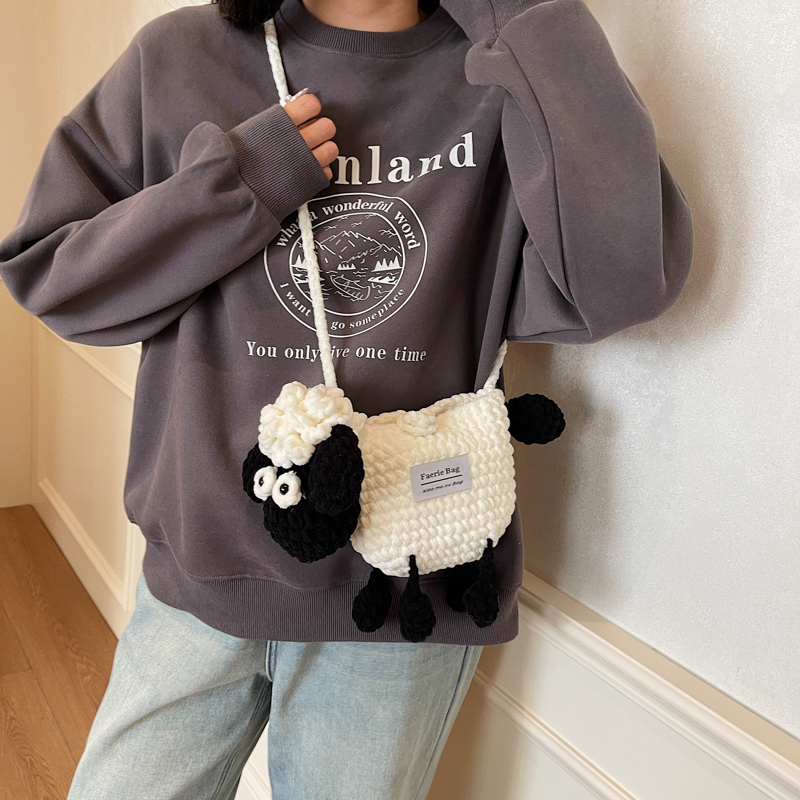 可爱小羊手工编织毛线针织包包女2025新款小众斜挎小包儿童零钱包