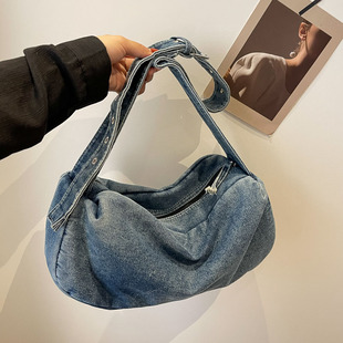 夏季2026新款复古水洗牛仔包大容量高级感单肩轻便饺子包女斜挎包