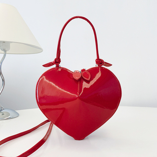 时尚超火红色斜挎包包女2026新款设计感腋下包小众流行爱心单肩包