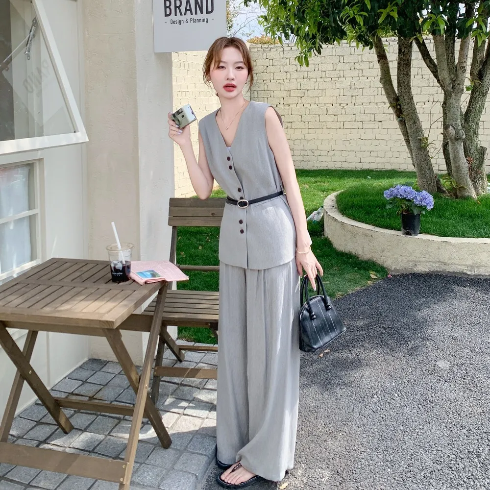 灰色通勤职业高级感套装女夏季2025新款收腰马甲直筒阔腿裤两件套