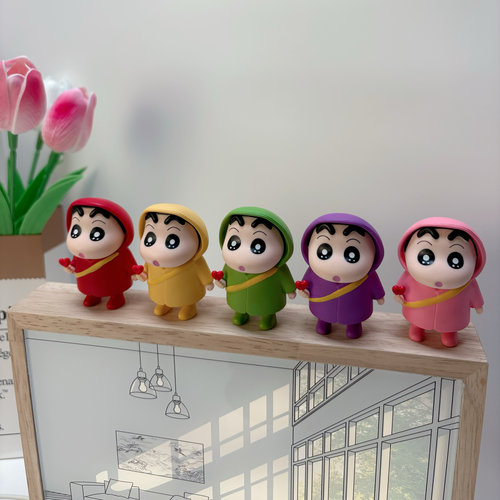 蜡笔小新雨衣比心手办车载摆件野原新之助卡通公仔桌面潮玩小礼物