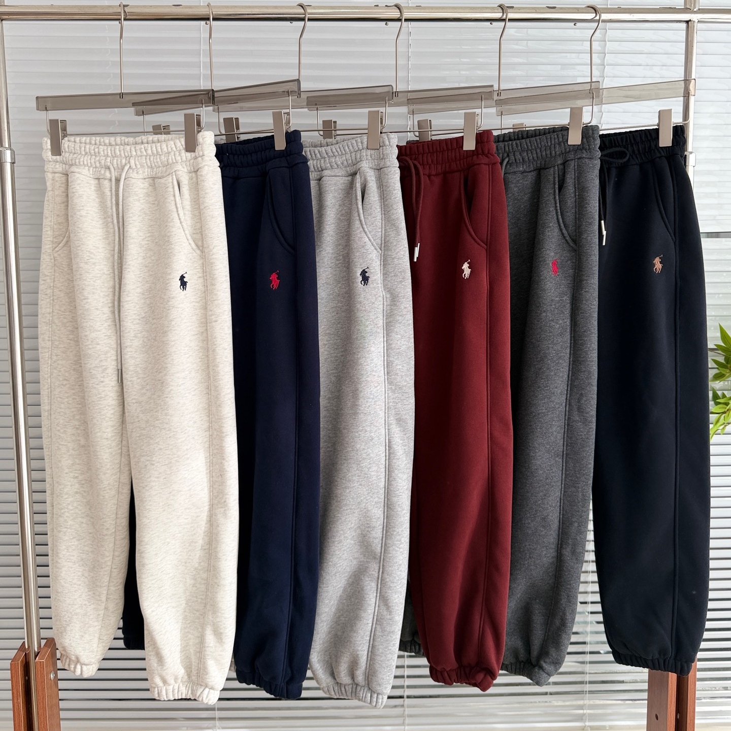 爆款回归冬季小马刺绣休闲束脚卫裤女加绒保暖大码微胖宽松哈伦裤