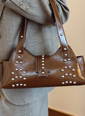 今年流行美拉德腋下包女式2026新款小众设计复古铆钉单肩包通勤包