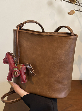 冬季流行美拉德水桶包2026新款复古时尚高级感轻奢红色单肩斜挎包