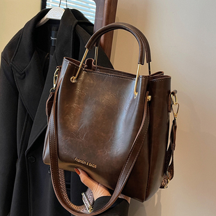 时尚 高级感复古手提水桶包女2025新款 大容量学生上课单肩斜挎包