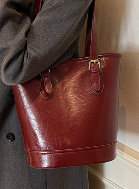 复古红色高级感水桶包女2026新款冬季流行时尚百搭通勤单肩托特包