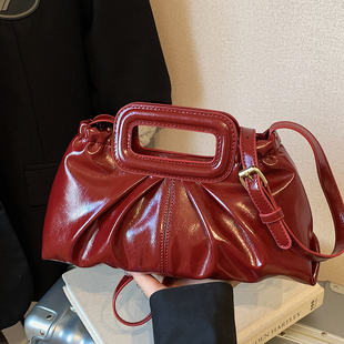 小众高级感红色手拎包女2026新款冬季流行复古质感通勤单肩斜挎包