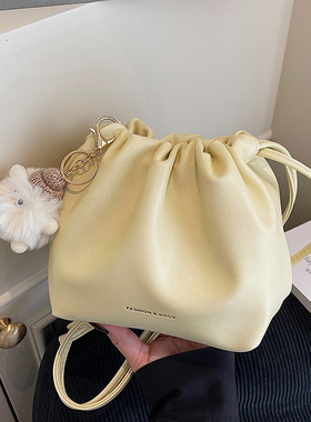 今年流行百搭云朵包女式2026新款夏季纯色小众质感通勤单肩斜挎包