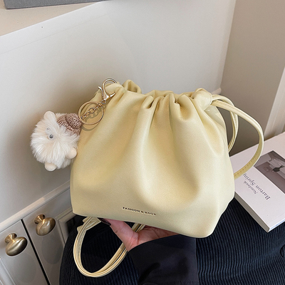 今年流行百搭云朵包女式