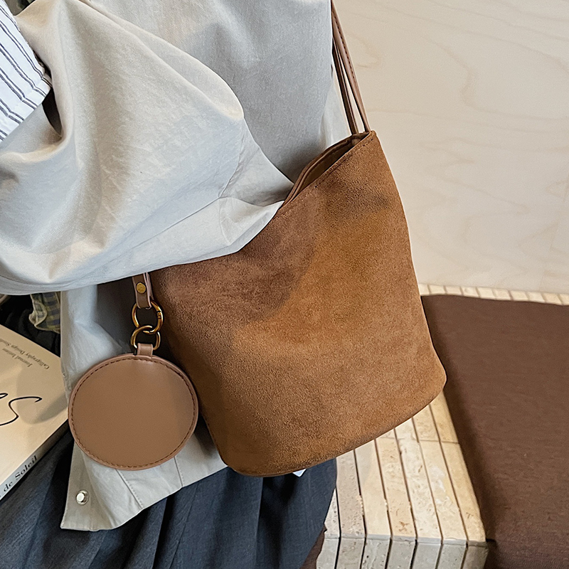 百搭美拉德风腋下水桶包女式