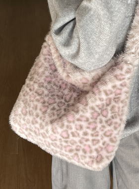 韩系甜美风毛绒绒水桶包女式2026新款冬季流行百搭豹纹单肩斜挎包