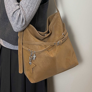 高级感时尚复古水桶包女式2026新款冬季百搭美拉德通勤单肩斜挎包