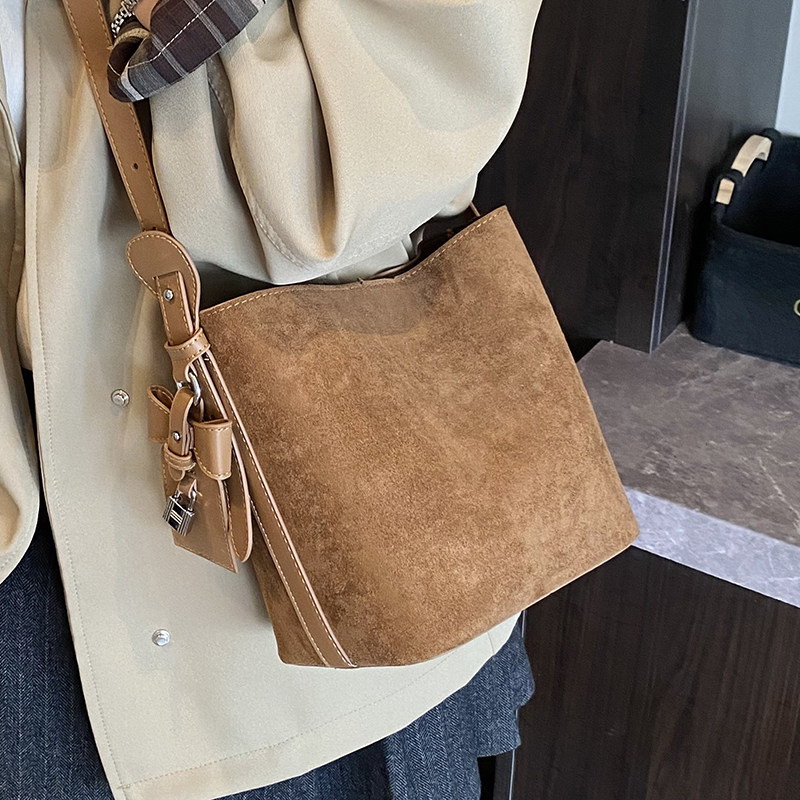 百搭流行质感水桶包女式2025新款秋季时尚复古麂皮通勤单肩斜挎包